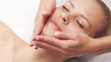Kadın terapistten masaj tedavisi görüyor. Spa 'da masaj prosedürü. Sağlık, rahatlama, gençleşme ve sağIık kavramı.