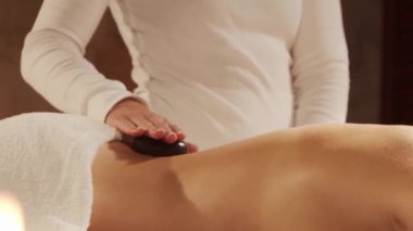 Kadın terapistten masaj tedavisi görüyor. Spa 'da masaj prosedürü. Sağlık, rahatlama, gençleşme ve sağIık kavramı.