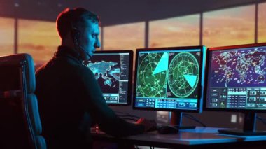 Kontrol kulesindeki profesyonel hava trafik kontrolörünün işyeri. Kafkas uçak kontrol subayı radar, bilgisayar navigasyon ve dijital haritalar kullanarak çalışır. Havacılık kavramı.