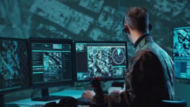 Kontrol kulesindeki askeri hava trafik kontrolörünün işyeri. Kafkas uçak kontrol subayı radar, bilgisayar navigasyon ve dijital haritalar kullanarak çalışır. Havacılık kavramı.