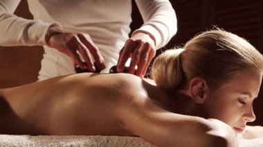 Kadın terapistten masaj tedavisi görüyor. Spa 'da masaj prosedürü. Sağlık, rahatlama, gençleşme ve sağIık kavramı.