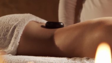 Kadın terapistten masaj tedavisi görüyor. Spa 'da masaj prosedürü. Sağlık, rahatlama, gençleşme ve sağIık kavramı.