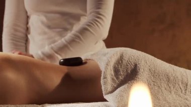 Kadın terapistten masaj tedavisi görüyor. Spa 'da masaj prosedürü. Sağlık, rahatlama, gençleşme ve sağIık kavramı.