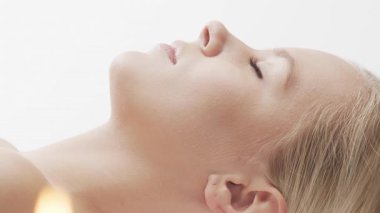 Kadın terapistten masaj tedavisi görüyor. Spa 'da masaj prosedürü. Sağlık, rahatlama, gençleşme ve sağIık kavramı.