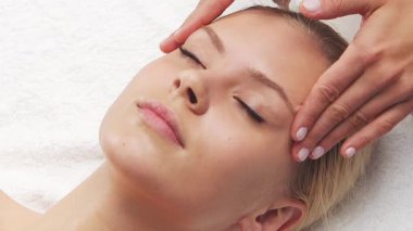 Kadın terapistten masaj tedavisi görüyor. Spa 'da masaj prosedürü. Sağlık, rahatlama, gençleşme ve sağIık kavramı.