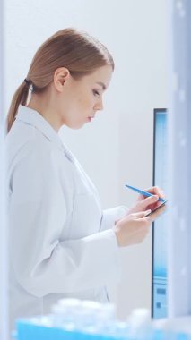 Bilimsel laboratuvar çeşitli araştırma ekipmanlarıyla dolu. Bilim adamları deneyler yapıyor ve araştırma faaliyetleri yürütüyorlar. Video konsepti bilim ve teknolojinin özünü vurguluyor.