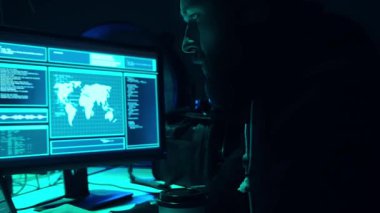 Aranan hackerlar virüs fidye yazılımını bodrumdaki bilgisayar ve dizüstü bilgisayarlarla kodluyorlar. Siber saldırı, sistem kırma ve kötü amaçlı yazılım kavramı.