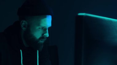 Aranan hackerlar virüs fidye yazılımını bodrumdaki bilgisayar ve dizüstü bilgisayarlarla kodluyorlar. Siber saldırı, sistem kırma ve kötü amaçlı yazılım kavramı.