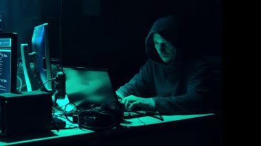 Aranan hackerlar virüs fidye yazılımını bodrumdaki bilgisayar ve dizüstü bilgisayarlarla kodluyorlar. Siber saldırı, sistem kırma ve kötü amaçlı yazılım kavramı.