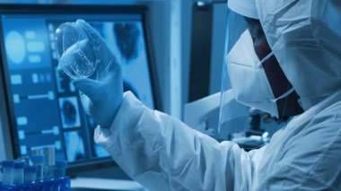 Bilimsel laboratuvar çeşitli araştırma ekipmanlarıyla dolu. Bilim adamları deneyler yapıyor ve araştırma faaliyetleri yürütüyorlar. Video konsepti bilim ve teknolojinin özünü vurguluyor.