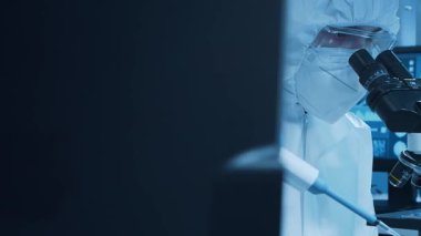 Bilimsel laboratuvar çeşitli araştırma ekipmanlarıyla dolu. Bilim adamları deneyler yapıyor ve araştırma faaliyetleri yürütüyorlar. Video konsepti bilim ve teknolojinin özünü vurguluyor.