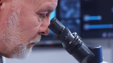 Bilimsel laboratuvar çeşitli araştırma ekipmanlarıyla dolu. Bilim adamları deneyler yapıyor ve araştırma faaliyetleri yürütüyorlar. Video konsepti bilim ve teknolojinin özünü vurguluyor.