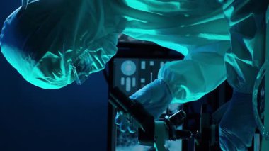 Bilimsel laboratuvar çeşitli araştırma ekipmanlarıyla dolu. Bilim adamları deneyler yapıyor ve araştırma faaliyetleri yürütüyorlar. Video konsepti bilim ve teknolojinin özünü vurguluyor.