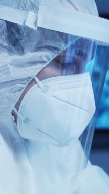 Bilimsel laboratuvar çeşitli araştırma ekipmanlarıyla dolu. Bilim adamları deneyler yapıyor ve araştırma faaliyetleri yürütüyorlar. Video konsepti bilim ve teknolojinin özünü vurguluyor.