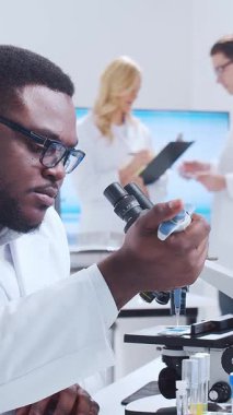 Bilimsel laboratuvar çeşitli araştırma ekipmanlarıyla dolu. Bilim adamları deneyler yapıyor ve araştırma faaliyetleri yürütüyorlar. Video konsepti bilim ve teknolojinin özünü vurguluyor.