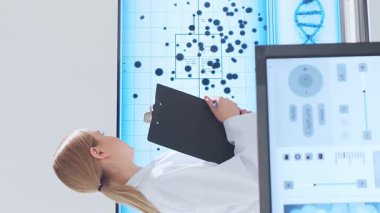 Bilimsel laboratuvar çeşitli araştırma ekipmanlarıyla dolu. Bilim adamları deneyler yapıyor ve araştırma faaliyetleri yürütüyorlar. Video konsepti bilim ve teknolojinin özünü vurguluyor.