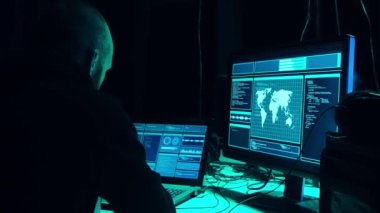 Aranan hackerlar virüs fidye yazılımını bodrumdaki bilgisayar ve dizüstü bilgisayarlarla kodluyorlar. Siber saldırı, sistem kırma ve kötü amaçlı yazılım kavramı.