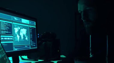 Aranan hackerlar virüs fidye yazılımını bodrumdaki bilgisayar ve dizüstü bilgisayarlarla kodluyorlar. Siber saldırı, sistem kırma ve kötü amaçlı yazılım kavramı.