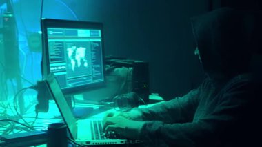 Aranan hackerlar virüs fidye yazılımını bodrumdaki bilgisayar ve dizüstü bilgisayarlarla kodluyorlar. Siber saldırı, sistem kırma ve kötü amaçlı yazılım kavramı.