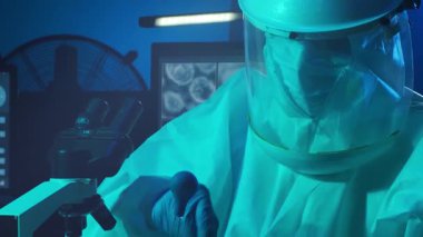 Bilimsel laboratuvar çeşitli araştırma ekipmanlarıyla dolu. Bilim adamları deneyler yapıyor ve araştırma faaliyetleri yürütüyorlar. Video konsepti bilim ve teknolojinin özünü vurguluyor.