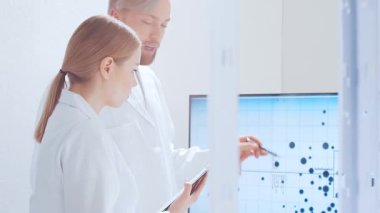 Bilimsel laboratuvar çeşitli araştırma ekipmanlarıyla dolu. Bilim adamları deneyler yapıyor ve araştırma faaliyetleri yürütüyorlar. Video konsepti bilim ve teknolojinin özünü vurguluyor.