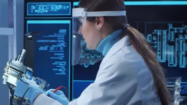 Bilimsel laboratuvar çeşitli araştırma ekipmanlarıyla dolu. Bilim adamları deneyler yapıyor ve araştırma faaliyetleri yürütüyorlar. Video konsepti bilim ve teknolojinin özünü vurguluyor.