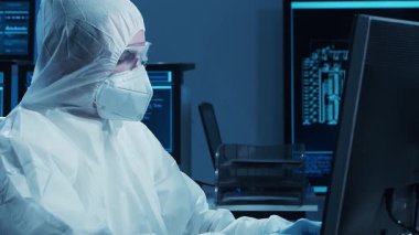 Bilimsel laboratuvar çeşitli araştırma ekipmanlarıyla dolu. Bilim adamları deneyler yapıyor ve araştırma faaliyetleri yürütüyorlar. Video konsepti bilim ve teknolojinin özünü vurguluyor.