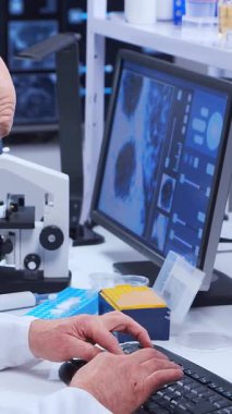 Bilimsel laboratuvar çeşitli araştırma ekipmanlarıyla dolu. Bilim adamları deneyler yapıyor ve araştırma faaliyetleri yürütüyorlar. Video konsepti bilim ve teknolojinin özünü vurguluyor.