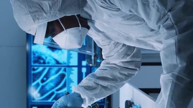 Bilimsel laboratuvar çeşitli araştırma ekipmanlarıyla dolu. Bilim adamları deneyler yapıyor ve araştırma faaliyetleri yürütüyorlar. Video konsepti bilim ve teknolojinin özünü vurguluyor.