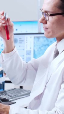 Bilimsel laboratuvar çeşitli araştırma ekipmanlarıyla dolu. Bilim adamları deneyler yapıyor ve araştırma faaliyetleri yürütüyorlar. Video konsepti bilim ve teknolojinin özünü vurguluyor.