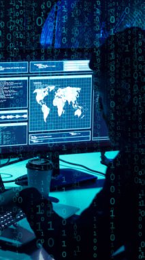 Aranan hackerlar virüs fidye yazılımını bodrumdaki bilgisayar ve dizüstü bilgisayarlarla kodluyorlar. Siber saldırı, sistem kırma ve kötü amaçlı yazılım kavramı.