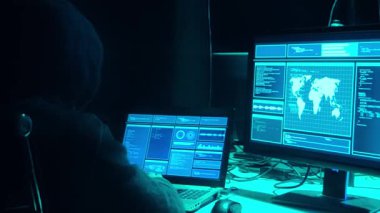Aranan hackerlar virüs fidye yazılımını bodrumdaki bilgisayar ve dizüstü bilgisayarlarla kodluyorlar. Siber saldırı, sistem kırma ve kötü amaçlı yazılım kavramı.