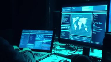 Aranan hackerlar virüs fidye yazılımını bodrumdaki bilgisayar ve dizüstü bilgisayarlarla kodluyorlar. Siber saldırı, sistem kırma ve kötü amaçlı yazılım kavramı.