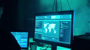 Aranan hackerlar virüs fidye yazılımını bodrumdaki bilgisayar ve dizüstü bilgisayarlarla kodluyorlar. Siber saldırı, sistem kırma ve kötü amaçlı yazılım kavramı.
