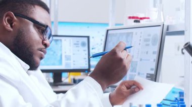 Bilimsel laboratuvar çeşitli araştırma ekipmanlarıyla dolu. Bilim adamları deneyler yapıyor ve araştırma faaliyetleri yürütüyorlar. Video konsepti bilim ve teknolojinin özünü vurguluyor.