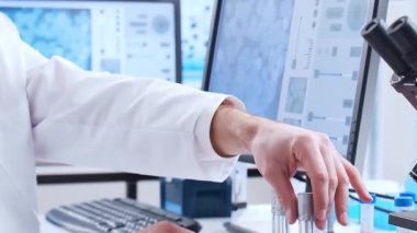 Bilimsel laboratuvar çeşitli araştırma ekipmanlarıyla dolu. Bilim adamları deneyler yapıyor ve araştırma faaliyetleri yürütüyorlar. Video konsepti bilim ve teknolojinin özünü vurguluyor.