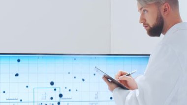 Bilimsel laboratuvar çeşitli araştırma ekipmanlarıyla dolu. Bilim adamları deneyler yapıyor ve araştırma faaliyetleri yürütüyorlar. Video konsepti bilim ve teknolojinin özünü vurguluyor.