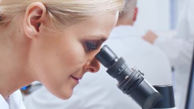 Bilimsel laboratuvar çeşitli araştırma ekipmanlarıyla dolu. Bilim adamları deneyler yapıyor ve araştırma faaliyetleri yürütüyorlar. Video konsepti bilim ve teknolojinin özünü vurguluyor.