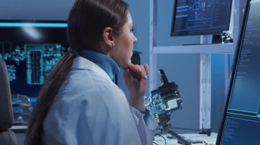 Bilimsel laboratuvar çeşitli araştırma ekipmanlarıyla dolu. Bilim adamları deneyler yapıyor ve araştırma faaliyetleri yürütüyorlar. Video konsepti bilim ve teknolojinin özünü vurguluyor.
