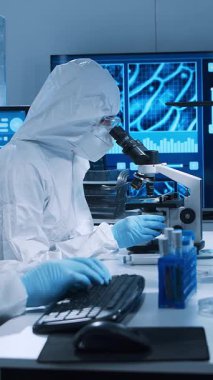 Bilimsel laboratuvar çeşitli araştırma ekipmanlarıyla dolu. Bilim adamları deneyler yapıyor ve araştırma faaliyetleri yürütüyorlar. Video konsepti bilim ve teknolojinin özünü vurguluyor.