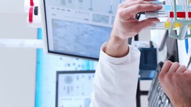 Bilimsel laboratuvar çeşitli araştırma ekipmanlarıyla dolu. Bilim adamları deneyler yapıyor ve araştırma faaliyetleri yürütüyorlar. Video konsepti bilim ve teknolojinin özünü vurguluyor.