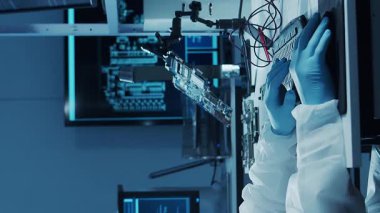 Bilimsel laboratuvar çeşitli araştırma ekipmanlarıyla dolu. Bilim adamları deneyler yapıyor ve araştırma faaliyetleri yürütüyorlar. Video konsepti bilim ve teknolojinin özünü vurguluyor.