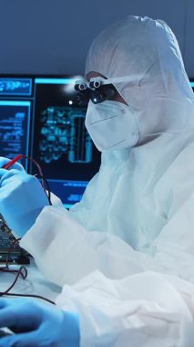 Bilimsel laboratuvar çeşitli araştırma ekipmanlarıyla dolu. Bilim adamları deneyler yapıyor ve araştırma faaliyetleri yürütüyorlar. Video konsepti bilim ve teknolojinin özünü vurguluyor.