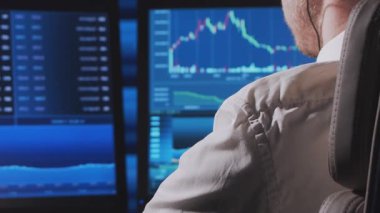 Tüccar, çalışma istasyonu ve analiz teknolojisi kullanarak ofiste çalışıyor. Profesyonel şifreleme simsarının işyeri. Yakın plan portre. Küresel finans piyasaları, iş stratejisi, döviz kuru