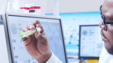 Bilimsel laboratuvar çeşitli araştırma ekipmanlarıyla dolu. Bilim adamları deneyler yapıyor ve araştırma faaliyetleri yürütüyorlar. Video konsepti bilim ve teknolojinin özünü vurguluyor.