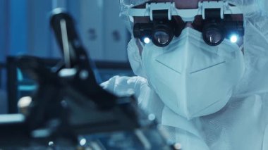 Bilimsel laboratuvar çeşitli araştırma ekipmanlarıyla dolu. Bilim adamları deneyler yapıyor ve araştırma faaliyetleri yürütüyorlar. Video konsepti bilim ve teknolojinin özünü vurguluyor.