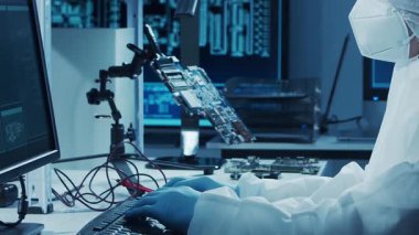 Bilimsel laboratuvar çeşitli araştırma ekipmanlarıyla dolu. Bilim adamları deneyler yapıyor ve araştırma faaliyetleri yürütüyorlar. Video konsepti bilim ve teknolojinin özünü vurguluyor.