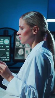 Bilimsel laboratuvar çeşitli araştırma ekipmanlarıyla dolu. Bilim adamları deneyler yapıyor ve araştırma faaliyetleri yürütüyorlar. Video konsepti bilim ve teknolojinin özünü vurguluyor.