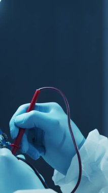 Bilimsel laboratuvar çeşitli araştırma ekipmanlarıyla dolu. Bilim adamları deneyler yapıyor ve araştırma faaliyetleri yürütüyorlar. Video konsepti bilim ve teknolojinin özünü vurguluyor.