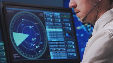 Kontrol kulesinde profesyonel hava trafik kontrolörü. Uçak kontrol subayı radar, bilgisayar navigasyon ve dijital haritalar kullanarak çalışır. Yakın plan portre. Havacılık kavramı.